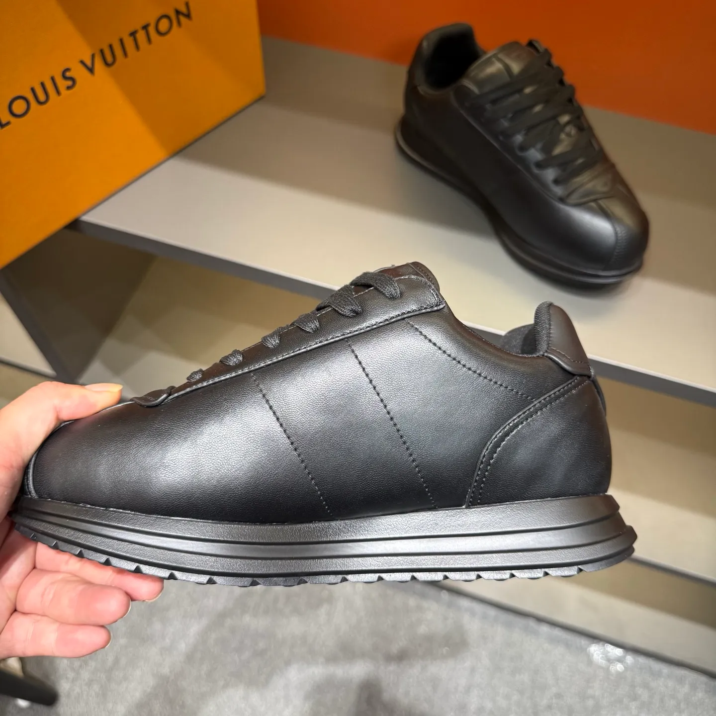 P540 Size 38-45 LV 🫏The colorful interpretation of BUTTERSOFT sneakers combines sheepskin, The colorful interpretation of LV BUTTERSOFT sneakers combines sheepskin and calfskin, bringing a super soft feel. Designed by Pharrell Williams, this '60s-inspired shoe features a padded upper that's been crafted by Louis Vuitton craftsmen to further enhance the comfort of the leather. In addition to the LV initials, it features multiple signatures, including natural leather trim and an embossed pattern of Pharrell Williams and lobster on the side, referencing the Fall/Winter 2025 men’s show. A must-have artifact for fashionistas✅